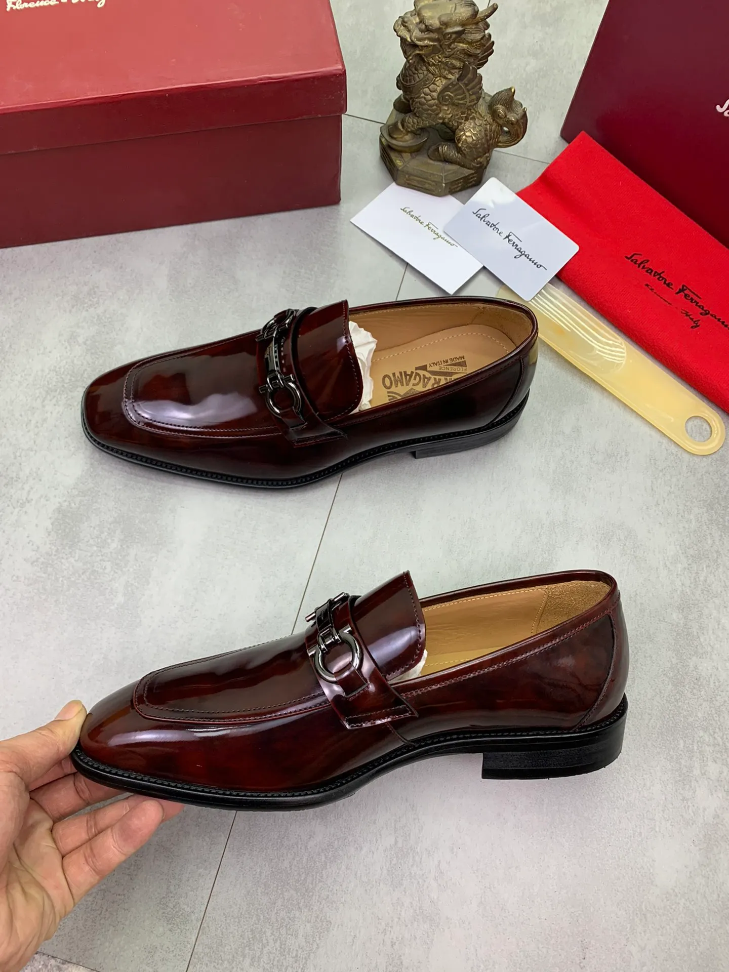 Men's men's shoes💰P460💰[New model]🆘 Water-dyed cow lining [Ferragamo] Ferragamo's latest men's over-the-foot business leather shoes🇨🇳Official website original 1:1 molding💯The first layer is made of Italian imported calfskin➕Luxurious genuine cowhide lining, soft and comfortable🌴High-end atmosphere, the first choice for high-grade men🍍38-45 Black Brown🉑️Select